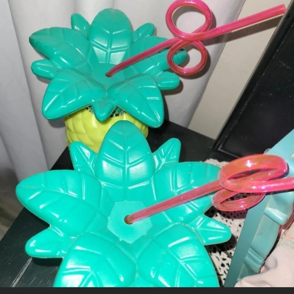 Victoria's Secret PINK Pineapple Cups with Pink Straws